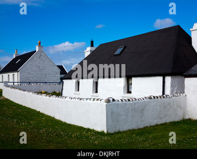 Tradizionale dipinto di bianco crofters cottages a Mannal sull'isola di Tiree nelle Ebridi Interne Argyll and Bute Scozia UK Foto Stock