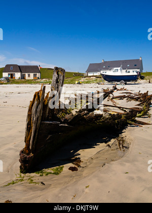 La barca di legno naufrago sulla spiaggia di Porto Scarinish sull isola di Tiree Ebridi Interne Argyll and Bute Scozia UK Foto Stock