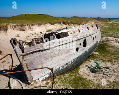 La barca di legno naufrago sulla spiaggia di Porto Scarinish sull isola di Tiree Ebridi Interne Argyll and Bute Scozia UK Foto Stock