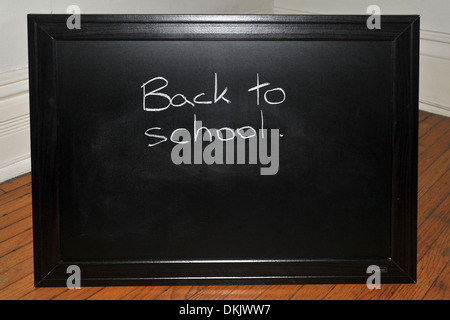 Si torna a scuola scritto in gesso su lavagna ardesia Foto stock - Alamy