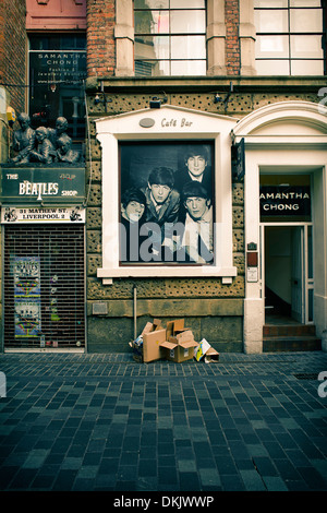 I Beatles shop e caffetteria bar con la spazzatura al di fuori Foto Stock