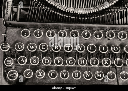 Macchina da scrivere di antiquariato IV - Un antico Nastri inchiostratori per macchine da scrivere che mostra tradizionali tasti QWERTY IV Foto Stock