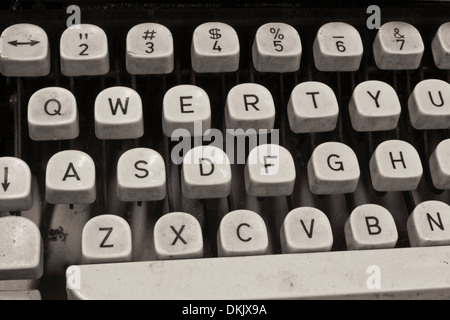 Macchina da scrivere di antiquariato - Un antico Nastri inchiostratori per macchine da scrivere che mostra tradizionali tasti QWERTY VI Foto Stock