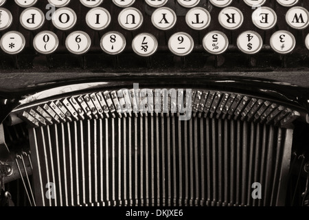 Macchina da scrivere di antiquariato - Un antico Nastri inchiostratori per macchine da scrivere che mostra Typebars tradizionale 2 Foto Stock