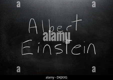 Una lavagna con il nome Albert Einstein scritto su di esso in gesso bianco. Foto Stock