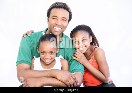 Padre trascorrere del tempo di qualità con le figlie su sfondo bianco Foto Stock