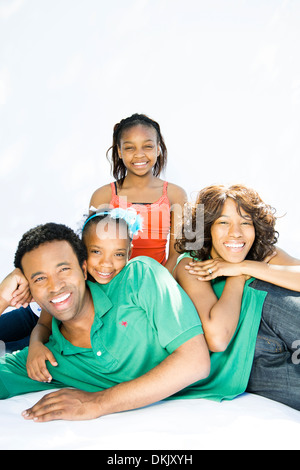 La famiglia felice di trascorrere del tempo insieme su sfondo bianco Foto Stock