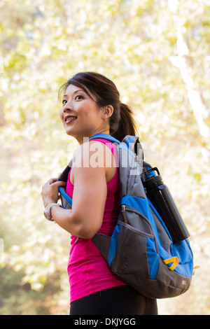 Escursionista femmina guardando sopra la sua spalla Foto Stock