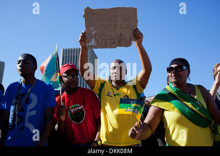 I sudafricani si sono riuniti presso la Grand Parade, Cape Town a 5pm questo pomeriggio per dire addio alla fine Nelson Mandela. Foto Stock