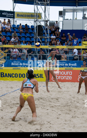 Una donna brasiliana la nazionale di beach volley torneo tenutasi sulla spiaggia di Copacabana a Rio de Janeiro in Brasile. Foto Stock