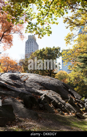 Formazione di roccia e sullo skyline in autunno, al Central Park di New York Foto Stock