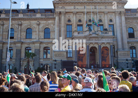 I sudafricani si sono riuniti presso la Grand Parade, Cape Town a 5pm questo pomeriggio per dire addio alla fine Nelson Mandela. Foto Stock