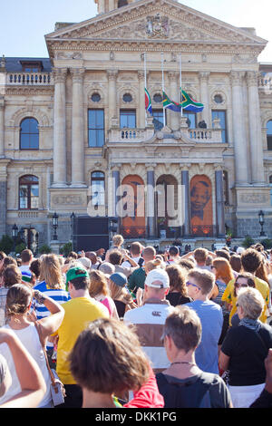 I sudafricani si sono riuniti presso la Grand Parade, Cape Town a 5pm questo pomeriggio per dire addio alla fine Nelson Mandela. Foto Stock