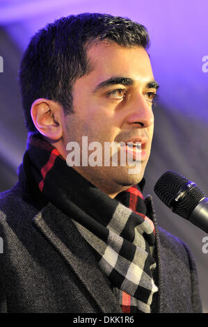 Glasgow, Scotland, Regno Unito. 06 Dic, 2013. Humza Yousaf, Ministro per gli Affari Esteri e Sviluppo internazionale in una raccolta per Nelson Mandela in strada a lui intitolato a Glasgow. Credito: Andrew Steven Graham/Alamy Live News Foto Stock