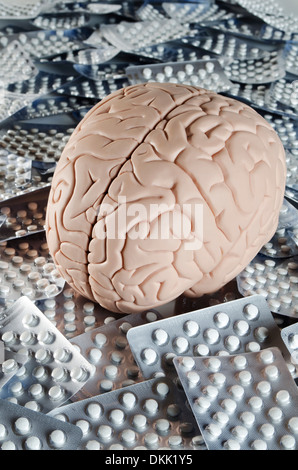 Cervello con le pillole Foto Stock