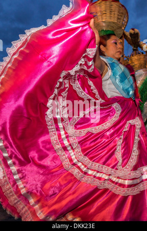 Giovani donne in costumi tradizionali sfilata in un passato comparsas il Santo Domingo de Guzman Chiesa durante il Giorno dei Morti Festival noto in spagnolo come Día de Muertos il 2 novembre 2013 a Oaxaca, Messico. Foto Stock