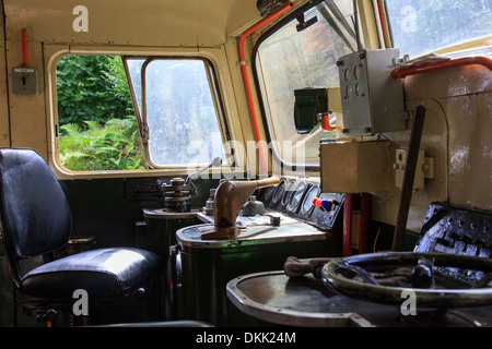 La classe 26 (26010/D5310) comandi del conducente. Patrimonio di Llangollen Railway durante il giorno di Diesel. Foto Stock