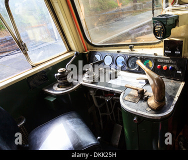 La classe 26 (26010/D5310) comandi del conducente. Patrimonio di Llangollen Railway durante il giorno di Diesel. Foto Stock