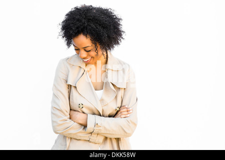 African American donna sorridente e guardando verso il basso Foto Stock
