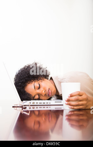 Giovane americano africano donna che dorme sul suo computer portatile Foto Stock