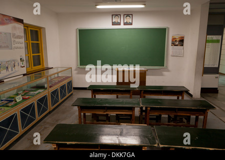 Mock-up della Corea del Nord in aula della scuola la visualizzazione di ritratti di Kim Il Sung e Kim Jong Il al di sopra di Blackboard Foto Stock