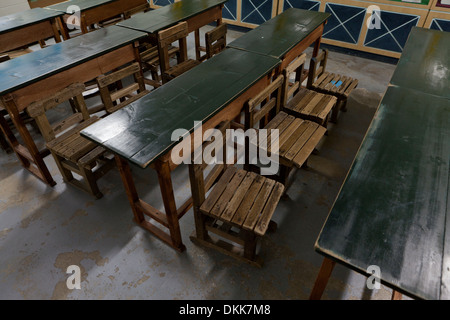 Mock-up della Corea del Nord in aula della scuola scrivanie e sedie - Osservatorio di unificazione, Odusan, Corea del Sud Foto Stock