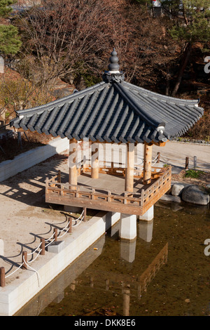 Tipica struttura in legno con Giwa (argilla cotta) tegole del tetto - Corea del Sud Foto Stock