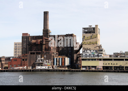 Il vecchio Domino raffineria di zucchero complesso in Brooklyn come si vede dall'East River in New York Foto Stock