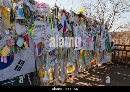 Messaggi di pace e di unità a sinistra sulla recinzione al ponte di non ritorno (Ponte della Libertà), DMZ - Imjingak, Paju, Corea del Sud Foto Stock