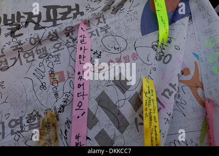 Messaggi di pace e di unità a sinistra sulla recinzione al ponte di non ritorno (Ponte della Libertà), DMZ - Imjingak, Paju, Corea del Sud Foto Stock