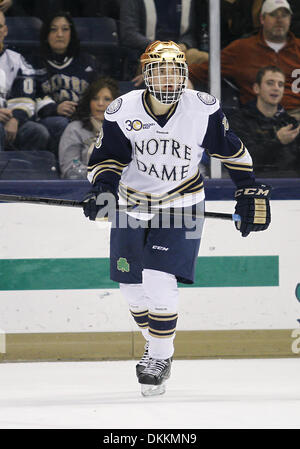 South Bend, Indiana, Stati Uniti d'America. 6 dicembre, 2013. Dicembre 06, 2013: Centro Notre Dame Vince Hinostroza (13) durante il NCAA Hockey gioco azione tra la cattedrale di Notre Dame Fighting Irish e il Massachusetts Minutemen a Compton famiglia Ice Arena in South Bend, Indiana. Notre Dame ha sconfitto il Massachusetts 5-3. Credito: csm/Alamy Live News Foto Stock