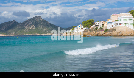 Rottura onda turchese in Sant Elm, Maiorca in ottobre. Foto Stock