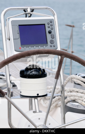 Timone, bussola e GPS su una barca a vela Foto Stock