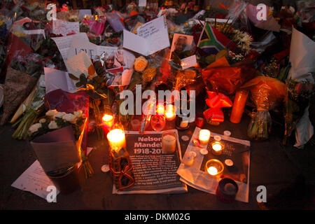 Londra, Regno Unito. 06 Dic, 2013. I dettagli delle candele, fiori e omaggi a sinistra per Nelson Mandela al di fuori del Sud Africa House. Trafalgar Square. Il centro di Londra il 6 dicembre 2013 Credit: Zute Lightfoot/Alamy Live News Foto Stock
