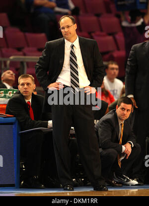 Dic. 09, 2009 - NEW YORK, Kentucky, Stati Uniti d'America - Georgia capo allenatore Mark Fox guardato come l'Università della Georgia ha giocato il St. John's University nel SEC-orientale grande Invitational al Madison Square Garden di New York, NY, Mercoledì, Dicembre 9, 2009. Questa è la prima metà di azione. Foto di Charles Bertram | personale (credito Immagine: © Lexington Herald-Leader/ZUMApress.com) Foto Stock