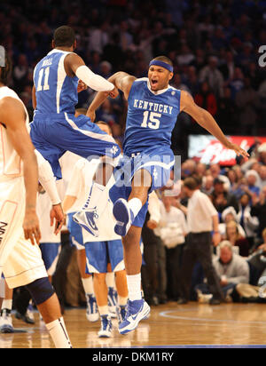 Dic. 09, 2009 - NEW YORK, Kentucky, Stati Uniti d'America - John Wall e cugini DeMarcus celebrato britannico di quick start come l'Università di Kentucky (UK) ha suonato l'Università del Connecticut (UConn) nel SEC-orientale grande Invitational al Madison Square Garden di New York, NY, Mercoledì, Dicembre 9, 2009. Questa è la prima metà di azione. Foto di Charles Bertram | personale (credito Immagine: © Lexington Herald Foto Stock