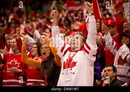 Febbraio 24, 2010 - Vancouver, British Columbia, Canada - Olimpiadi maschile di hockey - ventole canadese celebrare gol contro la Russia 1nei play-off Quarti di Finale maschile di hockey a Olimpiadi Invernali 2010 il 24 febbraio 2010 a Vancouver, British Columbia. (Credito Immagine: © Paul Kitagaki Jr./ZUMApress.com) Foto Stock