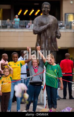 Johannesburg, Sud Africa. 6 dicembre, 2013. Migliaia di persone in lutto raccolta uniti a Nelson Mandela Square su dicembre 6, 2013 a Johannesburg, in Sud Africa. Persone in lutto sono state raccolte dal prime ore della mattina per pagare i loro punti di vista. Il padre della patria, Nelson Mandela, Tata Madiba, passate tranquillamente la sera del 5 dicembre 2013 nella sua casa di Houghton con la famiglia. (Foto di Gallo Immagini / Foto24 /Nicolene Olckers) Credito: Gallo immagini/Alamy Live News Foto Stock