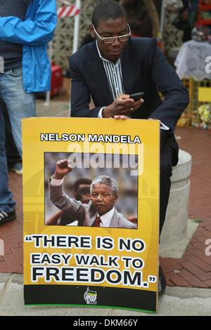 Soweto, Sourth Africa. 6 dicembre, 2013.: le persone si sono riunite a Nelson Mandela in casa Vilakazi streeton Dicembre 6, 2013, a Soweto, Sourth Africa. 6 dicembre, 2013. Il padre della patria, Nelson Mandela, Tata Madiba, passate tranquillamente la sera del 5 dicembre 2013 nella sua casa di Houghton con la famiglia. Credito: Gallo immagini/Alamy Live News Foto Stock