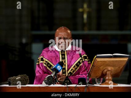 CAPE TOWN, SUD AFRICA: Arcivescovo Emerito Desmond Tutu conduce un servizio presso la Cattedrale di San Giorgio il 6 dicembre 2013, a Cape Town, Sud Africa. La nazione è Padre, Nelson Mandla, passate in un sonno tranquillo durante la sera del 5 dicembre 2013. Credito: Gallo immagini/Alamy Live News Foto Stock