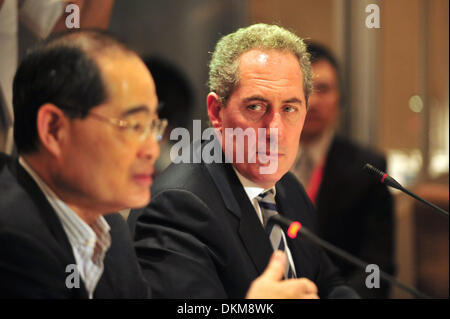 (131207) -- SINGAPORE, 7 dicembre, 2013 (Xinhua) -- Singapore il ministro del Commercio e dell Industria Lim Hng Kiang (L) e U.S. Rappresentante di commercio Michael Froman partecipare al partenariato Trans-Pacific (TPP) Riunione ministeriale di Singapore, 7 dicembre, 2013. Il partenariato Trans-Pacific (TPP) i ministri si incontrano a Singapore dal 7 dicembre al 10 per fase avanzata dei negoziati. (Xinhua/quindi Chih Wey)(hy) Foto Stock