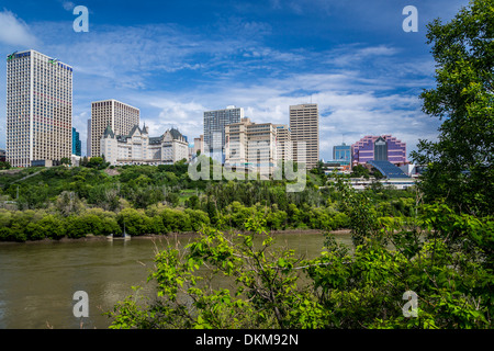 Lo skyline della città e il Nord del Fiume Saskatchewan in Edmonton, Alberta, Canada. Foto Stock