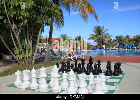 Scacchi Giganti - Giant Chess set e piscina al Breezes Resort, Playa Jibacoa, Mayabeque provincia, Cuba, il Mare dei Caraibi e America centrale Foto Stock