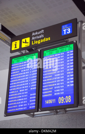 Orario di arrivo del volo monitor presso la sala degli arrivi al terminal 3, Aeroporto di Malaga, Andalusia, Spagna, Europa occidentale. Foto Stock