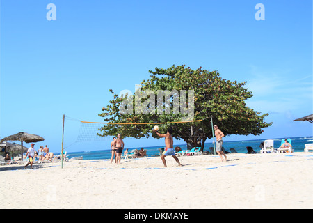 Arroyo Bermejo Beach volley al Breezes Resort, Playa Jibacoa, Mayabeque provincia, Cuba, il Mare dei Caraibi e America centrale Foto Stock