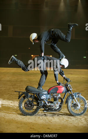 Earls Court, Londra UK. 6 dicembre, 2013. I militari britannici prove del torneo si svolge uno degli schermi più grandi del teatro militare nel mondo. I membri del reale dei segnali caschi Bianchi team effettuano sui motocicli. Il torneo si solleva molto i fondi necessari per sostenere i coraggiosi uomini e donne delle forze armate britanniche nonché le loro famiglie. Credito: Malcolm Park editoriale/Alamy Live News Foto Stock