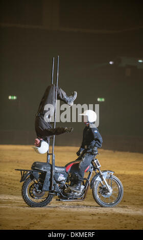 Earls Court, Londra UK. 6 dicembre, 2013. I militari britannici prove del torneo si svolge uno degli schermi più grandi del teatro militare nel mondo. I membri del reale dei segnali caschi Bianchi team eseguire acrobatici volteggi su motocicli. Il torneo si solleva molto i fondi necessari per sostenere i coraggiosi uomini e donne delle forze armate britanniche nonché le loro famiglie. Credito: Malcolm Park editoriale/Alamy Live News Foto Stock