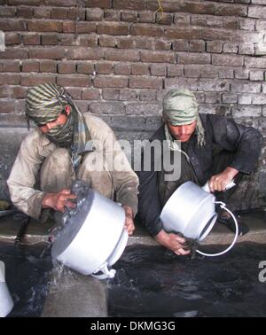 Nangarhar, Afghanistan. Il 7 dicembre, 2013. Gli uomini afghani a lavorare in una fabbrica di alluminio nella provincia di Nangarhar, Afghanistan, 7 dicembre, 2013. © Tahir Safi/Xinhua/Alamy Live News Foto Stock