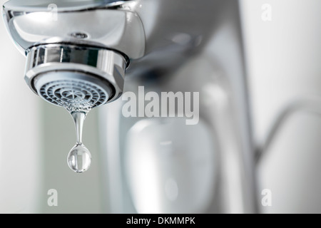 Tocca Primo piano con gocciolamento waterdrop. Perdite di acqua, il concetto di risparmio. Foto Stock