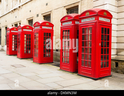 Rosso tipico cabine telefoniche Foto Stock